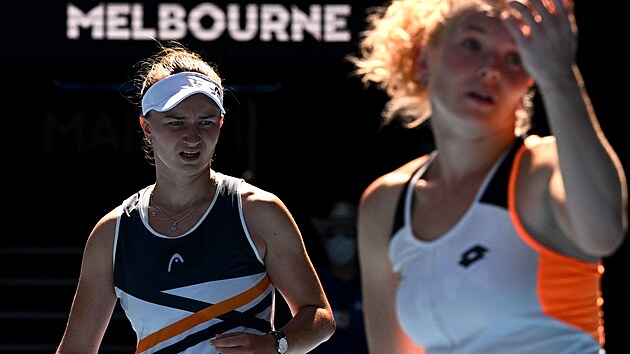Barbora Krejkov (vzadu) bhem finle tyhry na Australian Open.