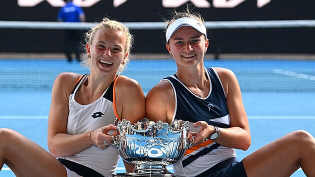 Kateina Siniakov a Barbora Krejkov se raduj z vtzstv tyhry na Australian Open (2022).