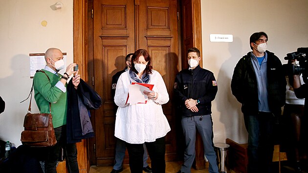 Ke Krajskmu soudu v Brn 31. ledna 2022 dorazili hlavn obhjci a novini. Z obalovanch v kauze Stoka na mst tm nikdo nebyl.
