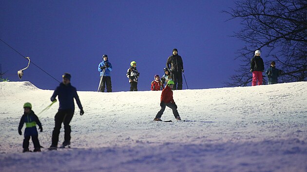 Na sjezdovce poblíž Jihlavy si mohou milovníci zimních sportů užívat díky nasvícení i večerní lyžování. Bez přestávky se na Šacberku jezdí už od Vánoc.