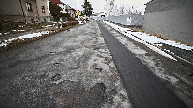 Kyjovsk� ulice pat�� u� roky k t�m nejv�ce rozbit�m v Havl��kov� Brod�. Jde p�itom o d�le�itou cestu k severoz�padn�mu obchvatu i nejv�t��mu s�dli�ti, denn� ji projedou tis�ce aut.