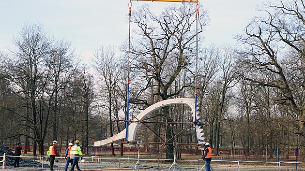 Karf�kovu skluzavku p�est�hovali pomoc� je��bu (leden 2021)