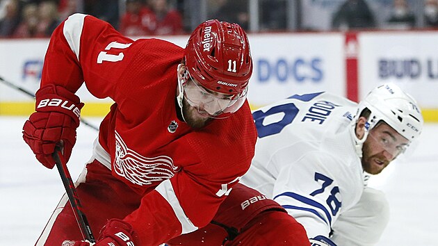 Filip Zadina (vlevo) z Detroitu br�n�n� TJ Brodiem z Toronta.