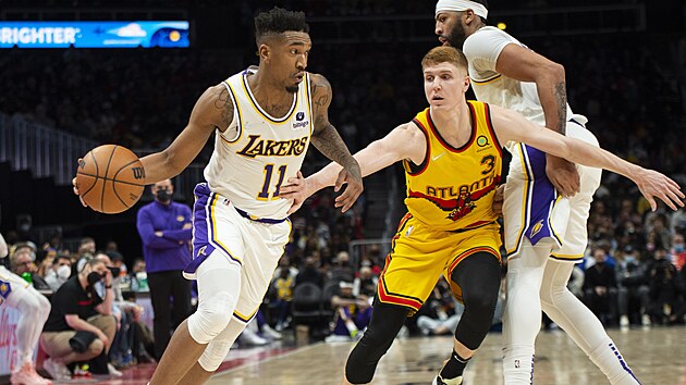 Malik Monk (vlevo) z Los Angeles Lakers se sna prosadit pes Kevina Huertera z Atlanty. Vpravo Anthony Davis.