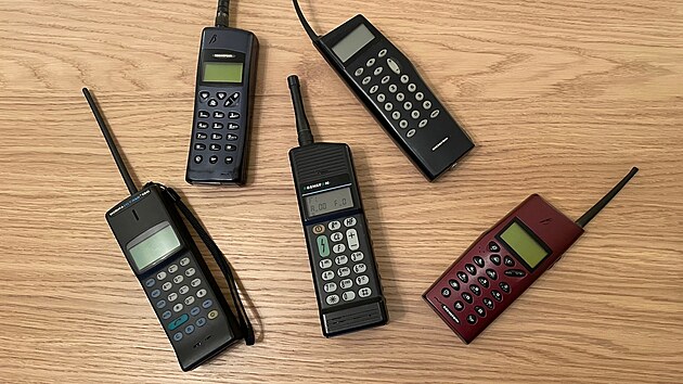 Mobiln telefony, kter si zahrly v serilu Devadestky