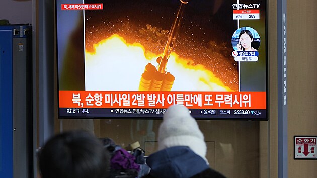 Lidé na vlakovém nádraží v Soulu sledují v televizi snímky odpálení rakety severokorejským komunistickým režimem ve čtvrtek 27. ledna 2022. KLDR ve v ten den odpálila nejméně dvě pravděpodobně balistické střely do moře, při již šestém testu těchto zbraní letošní rok.