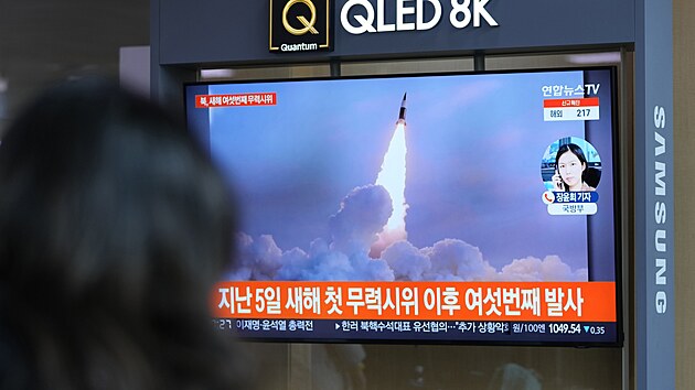 Lidé na vlakovém nádraží v Soulu sledují v televizi snímky odpálení rakety severokorejským komunistickým režimem ve čtvrtek 27. ledna 2022. KLDR ve v ten den odpálila nejméně dvě pravděpodobně balistické střely do moře, při již šestém testu těchto zbraní v letošním roce.