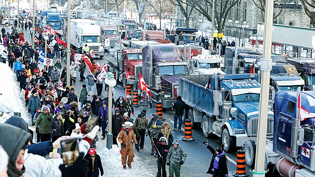 Tisce lid v centru hlavnho msta Kanady protestovaly proti vldnm opatenm a okovn proti covidu-19. (29. ledna 2022)