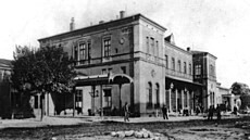 Takto vypadala budova nádra�í v letech 1912 a� 1918.