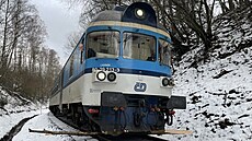 U Vysokova narazil do stromu na kolejích vlak. (30. ledna 2022)