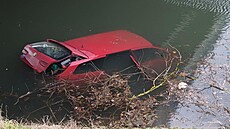V Blansku sjelo auto do řeky, po posádce pátrali potápěči. Ta ale z místa... | na serveru Lidovky.cz | aktuální zprávy