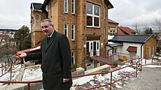 editel MSSS Vejprty Viktor Koláek ped budovou Kavkaz B, kde v lednu 2020...