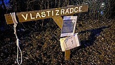 Zmen�enina �ibenice s nápisem vlastizrádce, kterou n�kdo umístil p�ed d�m...