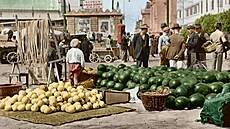 Trh s melouny, podzim 1933 (Z knihy První republika v barv)