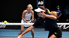 Kateřina Siniaková (vzadu) během finále čtyřhry na Australian Open. | na serveru Lidovky.cz | aktuální zprávy