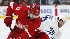 Filip Zadina (vlevo) z Detroitu bránný TJ Brodiem z Toronta.