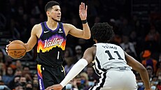 Devin Booker (vlevo) z Phoenixu bránný Joshuou Primem ze San Antonia.