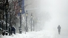 Sn�hová bou�e v americkém Bostonu vytvo�ila bílou tmu. Vydatné sn�ení...