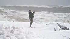 Zasn�ená plá� ve m�st� Ocean City americkém státu Maryland poté co ji zasáhla...