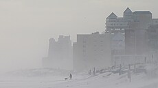 Zasn�ená plá� ve m�st� Ocean City americkém státu Maryland poté co ji zasáhla...