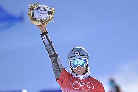 Zlatá olympijská vítzka Ester Ledecká bhem kvtinového ceremoniálu v Pekingu...