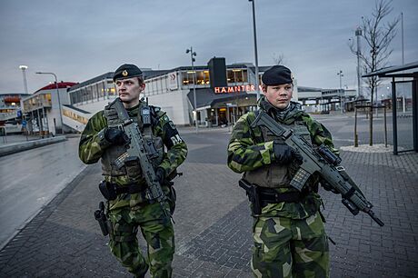 Vojáci z Gotlandského pluku na hlídce v pístavu Visby (13. ledna 2022)