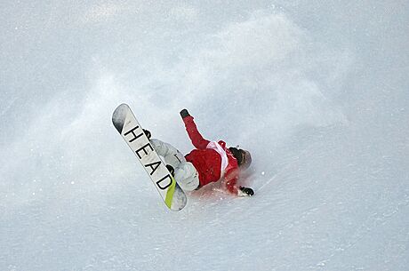Japonská snowboardistka Rina Joikaová pi pádu bhem tréninku na trati...