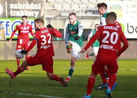 Jablonecký Milo Kratochvíl stílí gól v duelu proti Olomouci.