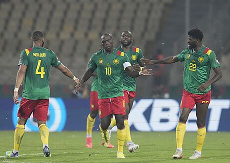 Kamerunský kapitán Vincent Aboubakar se spoluhrái bhem utkání proti Burkin...