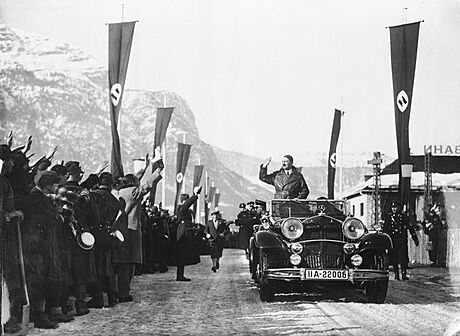 Adolf Hitler mává davu na zimních olympijských hrách v bavorském mst...