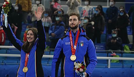 Italové Stefania Constantiniová a Amos Mosaner si ve finále curlingu smíených...