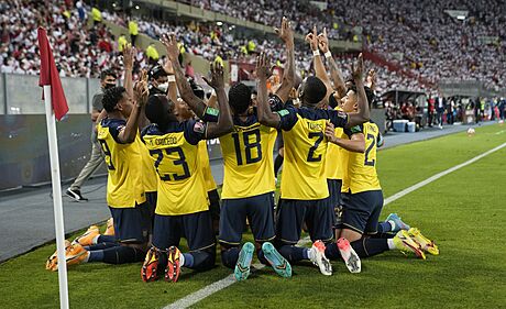 Fotbalisté Ekvádoru slaví gól Michaela Astrady v duelu s Peru.