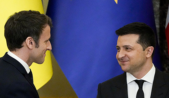 Ukrajinský prezident Volodymyr Zelenskyj (vpravo) a francouzský prezident Emmanuel Macron na spolené tiskové konferenci v Kyjev, která se konala v únoru. 
