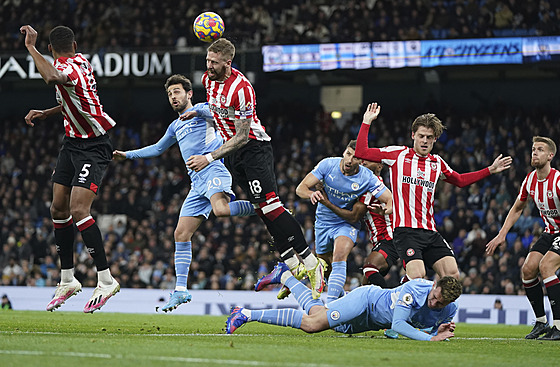 Momentka ze zápasu Manchester City vs. Brentford. Mí na hlav má hostující ...