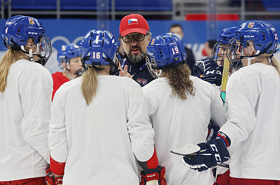 Trenér eských hokejistek Tomá Pacina hovoí ke svým svenkyním bhem...