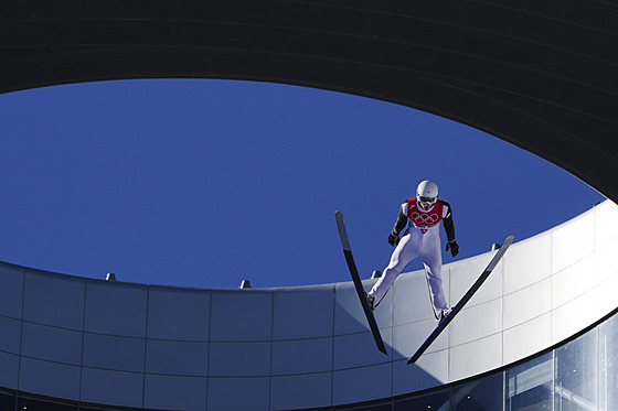 Skokan Filip Sakala bhem olympijské kvalifikace v Pekingu 2022.(5. února 2022)