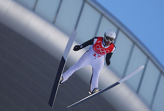 Skokan Roman Koudelka bhem olympijské kvalifikace v Pekingu 2022.(5. února...
