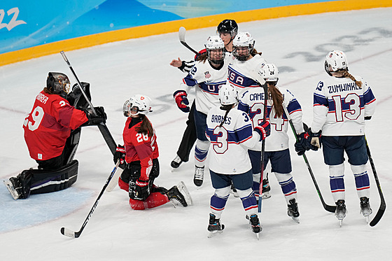 Americké hokejistky na olympijských hrách v Pekingu v základní skupin bojují...
