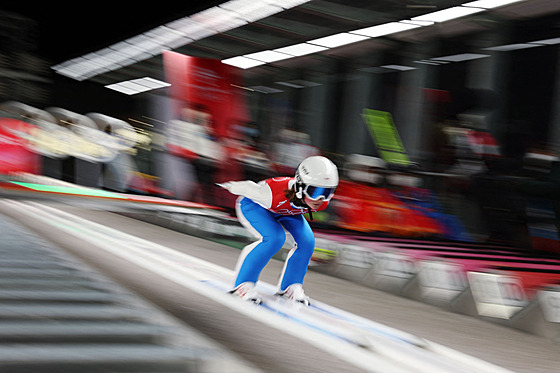 Klára Ulrichová v závodu smíených drustev ve skocích na lyích na ZOH v...