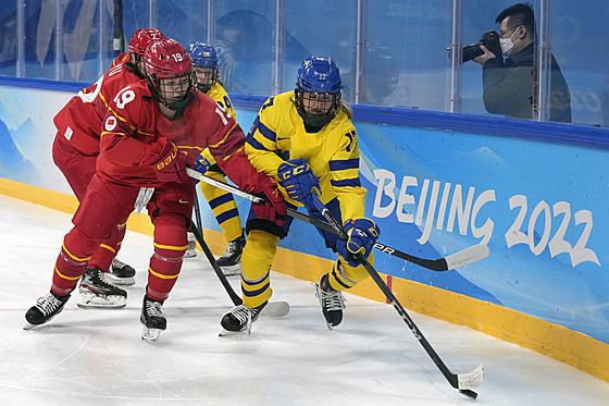 íanka Lin ia-sin (19) a védka Sofie Lundinová (17) v zápase na ZOH v...