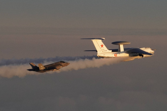 Ruský velitelský a ídící letoun Beriev A-50 v doprovodu norské pohotovostní...