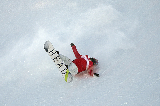 Japonská snowboardistka Rina Joikaová pi pádu bhem tréninku na trati...