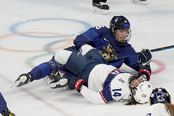 Americká hokejistka Brianna Deckerová koní na led poté, co se stetla s...