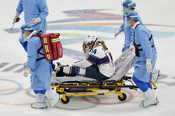 Zdravotníci odváejí americkou hokejistku Briannu Deckerovou z ledu.