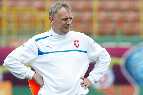 Jan Stejskal v roli trenéra branká u fotbalové reprezentace.