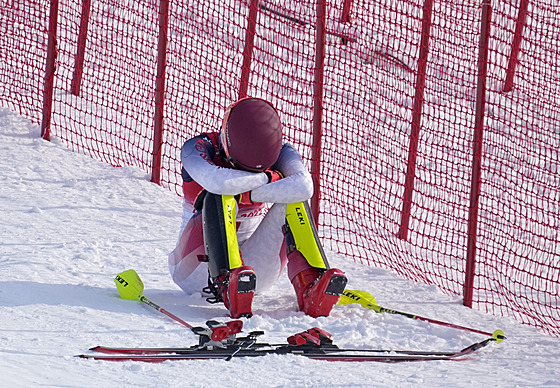 Zklamaná Mikaela Shiffrinová po svém olympijském slalomu.