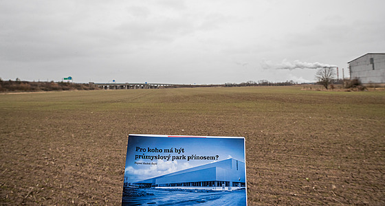 Nová pr�myslová hala by m�la vyr�st na poli u Opatovic nad Labem. S její...