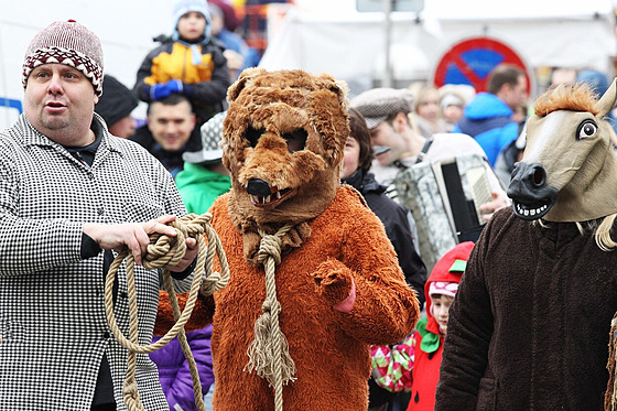 Medvd vleený na provaze medvdáem je typickou maskou.
