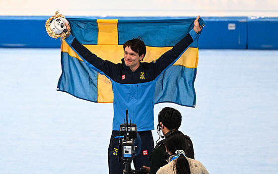 Rychlobrusla Nils van der Poel se raduje ze zlaté olympijské medaile.