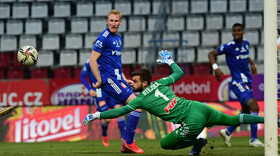 Olomoucký branká� Jan Stejskal zasahuje v pohárovém utkání proti Slovácku.